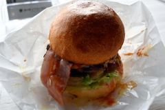 屋外で販売されたハンバーガー。バンズは帯広の「手作りパンの店むぎの穂」が手掛け、パテはしほろ牛が使われている