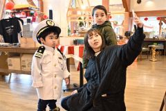自衛隊の制服を着た子どもと記念撮影する親子連れ