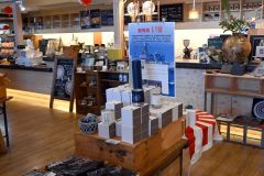 護衛艦いせグッズが販売されているコーナー。水筒やタンブラー、Ｔシャツなどが並べられていた