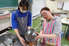 ガトーショコラ作りに挑戦する参加者