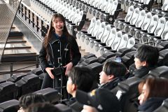 スタジアムツアーで特別シートを案内する松井さん