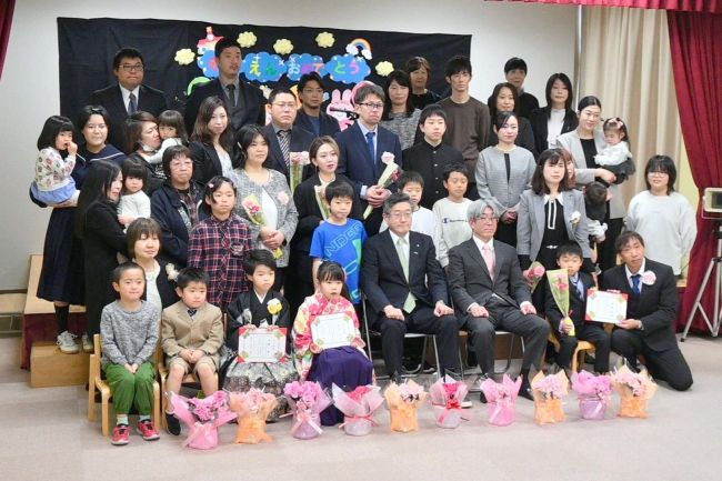 最後の卒園児３人送り出し閉園　大樹尾田認定こども園おひさま７０年に幕
