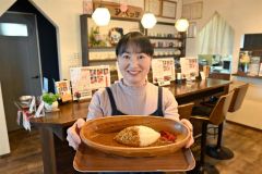 「お得においしいカレーを食べて」と来店を呼びかける牧野代表