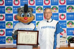 高木町長（右）から感謝状を受け取ったＢ・Ｂ