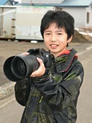 愛用のカメラを手にする中村太要さん