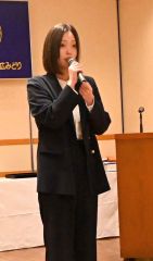 謝辞を述べる三浦さん