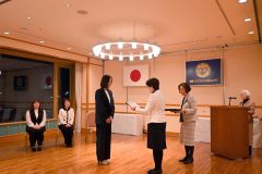 蔦井会長からクラブ賞を受け取る三浦さん