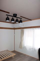 生徒が利用する個室。ベッドや机を完備した