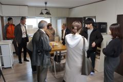 内覧会に多くの町民が訪れて学生寮の完成を祝った