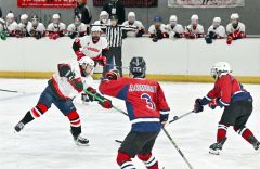 【決勝トーナメント１回戦・帯広選抜―青森県選抜】第２ピリオド、シュートを放つ帯広選抜の増井悠人（左）