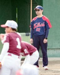【北海道選抜―福岡県選抜】攻撃時に三塁コーチャーズボックスから見守る道選抜の高澤一弘コーチ（大賀章好撮影）