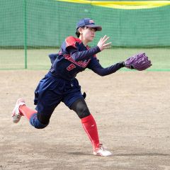 【北海道選抜―福岡県選抜】一回、中飛を好捕する道選抜の印銀琴羽（大賀章好撮影）
