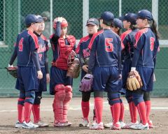 【北海道選抜―福岡県選抜】三回、先制点を許しマウンドに集まる及川禾陽寧捕手（左から３人目）ら道選抜の選手たち（大賀章好撮影）

