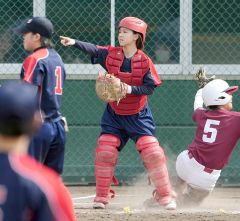 【北海道選抜―福岡県選抜】三回、先制点を許し守備に指示を出す道選抜の捕手・及川禾陽寧（大賀章好撮影）