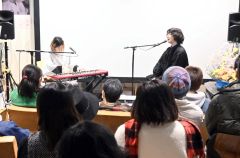 帯広市内で開かれた「第６回とかちリトル映画祭」でライブ演奏する２人（２月２１日）