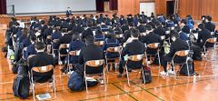 交通に関する注意点などを聞く音更高校の新入生ら