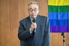 あいさつする亀田組合長