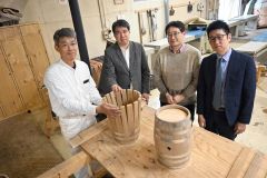 幸田准教授（左から３人目）からアドバイスを受けるメンバー（左から菅原社長、島村社長、。右は新宮商行札幌支店の成田彰さん）
