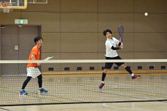 【男子決勝】冷静に戦う（右から）小原拓馬と増田善三郎のペア