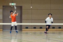 【男子決勝】冷静に戦う（右から）小原拓馬と増田善三郎のペア