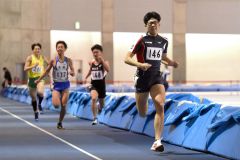 【中学男子３００メートル１８組】終盤に抜け出し３６秒１を記録した宮本哲朗（手前、帯一中）