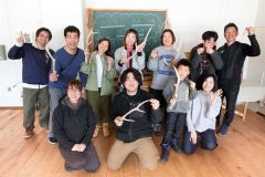 鹿の角でのアクセサリー作りを体験した参加者ら