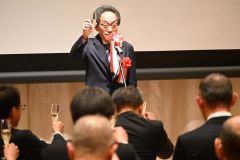 乾杯の音頭を取る京都東ＲＣ鶴田副会長