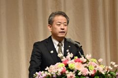 式辞を述べる村松会長