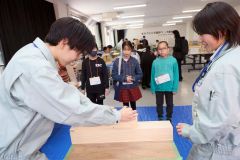 帯広工業高校生によるかんなの実演に見入る参加者ら（助川かおる通信員）