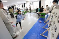 木で作ったボードでストラックアウトゲームを楽しむ参加者（助川かおる通信員撮影）