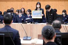 生徒の提言が実現！　中札内小学校の教室机がタブレット対応へ