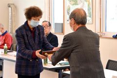 功労賞を受け取る田中さん（左）