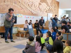子どもたちが夢中になったがっしーさんのステージ