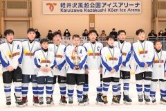 【決勝・帯広選抜―苫小牧選抜】惜敗し表彰式で落胆の表情を浮かべる帯広選抜の選手たち（大賀章好撮影）