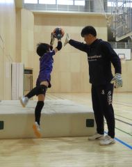人間的成長がＧＫの成長へ　澤村公康ＧＫコーチが豊頃で吉村さんに個人指導 2
