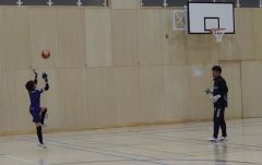 人間的成長がＧＫの成長へ　澤村公康ＧＫコーチが豊頃で吉村さんに個人指導 3