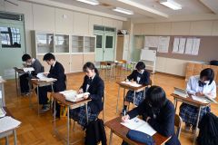 国公立大一般受験で初の合格者　白樺学園「特進コース」１期生が卒業