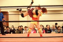 闘志あふれる姿で観客を沸かせた松本さん（黄色と赤のコスチューム、助川かおる撮影）