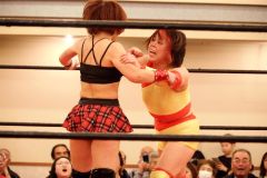 闘志あふれる姿で観客を沸かせた松本さん（黄色と赤のコスチューム、助川かおる撮影）