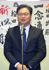 ２期目への決意を述べる按田氏（３１日午前１０時４５分ごろ）