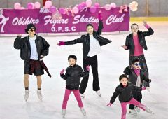 大ヒット曲「ＡＰＴ．（アパトゥ）」にちなんだ衣装で踊った帯広ＦＳＣの選手ら