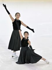 親子で演技した佐々木梨江（上）と長女碧葉