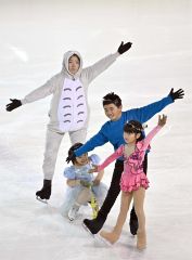 （手前から）高田実咲、鬼柳竜、鬼柳朱、高田奈々
