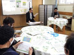 寸劇を披露した松井社長（正面左）と河合支店長（同右）