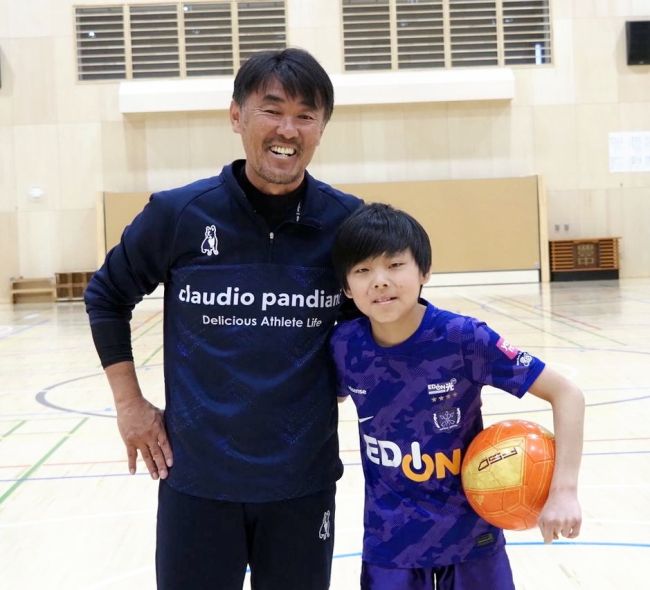 澤村ゴールキーパーコーチ（東京）が豊頃小の吉村さんに個人指導