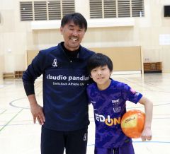 澤村ゴールキーパーコーチ（東京）が豊頃小の吉村さんに個人指導