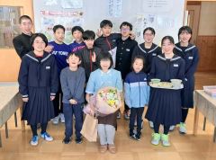 学校給食調理一筋２４年の田村さん　富村牛小児童が感謝の花束