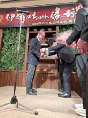 記念品を受け取る立浪監督（左）