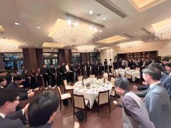 円陣を組む出席者ら