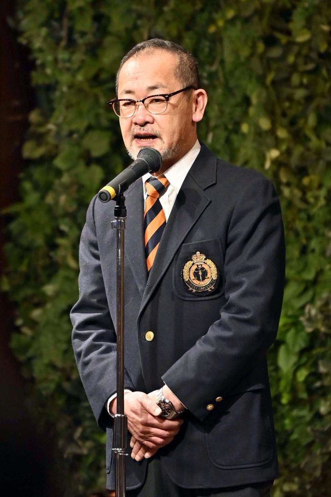 立浪監督定年退職でＯＢら謝恩会　帯三条高男子バレー部